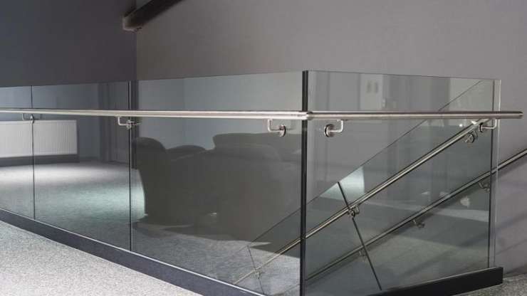 Ограждение лестниц из стекла: цена и характеристики