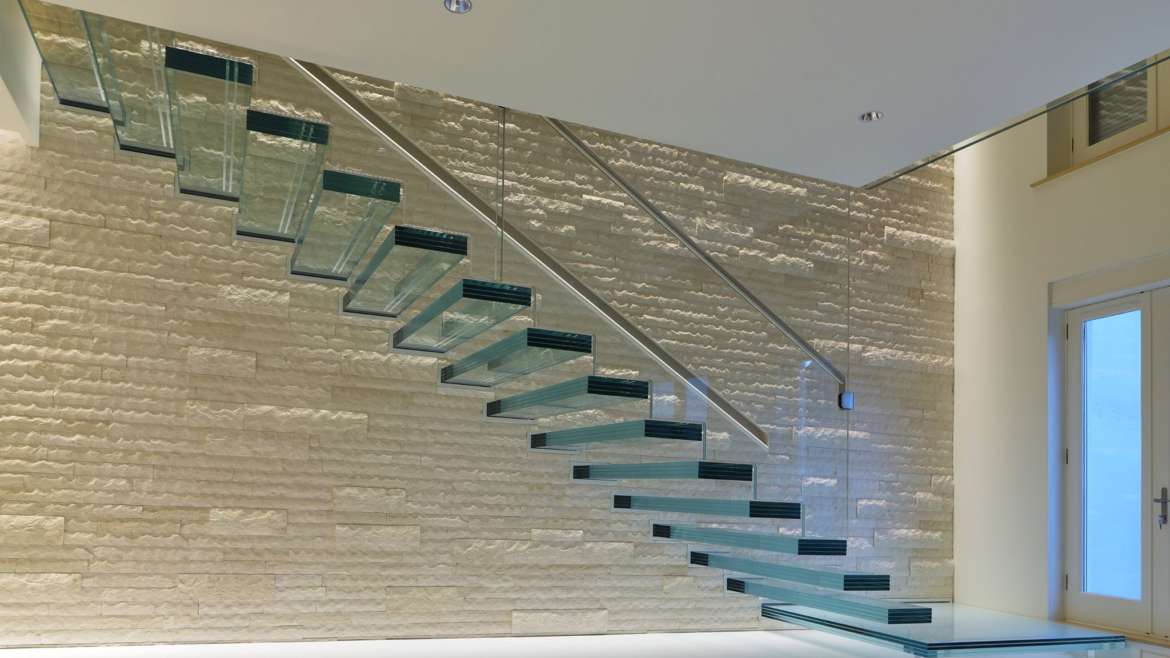 Лестница из стекла в современном интерьере